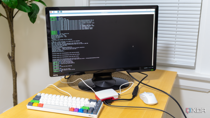 Seseorang sedang memantau layar dashboard server homelab dengan ekspresi serius memegang kopi.