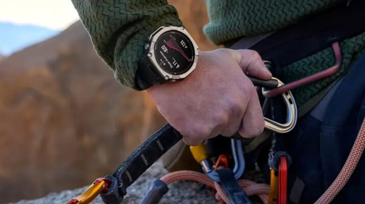 Jam tangan pintar Amazfit T-Rex Ultra 2 dengan bezel titanium grade 5 dan layar AMOLED 1,5 inci sedang digunakan untuk navigasi peta offline di medan pegunungan terjal.