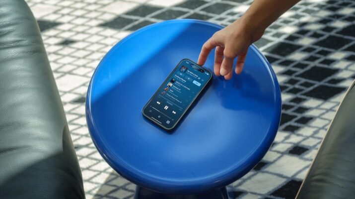 Interface Apple Music di iPhone 17 Pro menampilkan fitur Playlist Playground untuk membuat daftar lagu otomatis menggunakan prompt teks bertenaga AI.