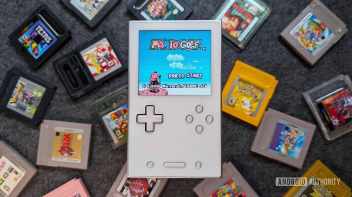 Handheld gaming AYANEO Pocket VERT dengan bodi metal CNC premium menampilkan layar resolusi tinggi yang menjalankan game retro klasik.