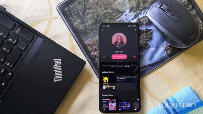 Visual antarmuka aplikasi Vivaldi Browser dan Perplexity AI pada smartphone flagship yang menunjukkan fitur kustomisasi canggih dan riset berbasis AI.