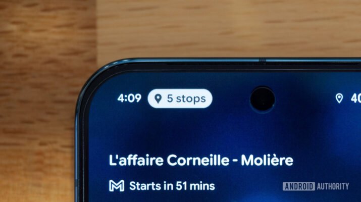 Tampilan antarmuka Android 16 pada layar Google Pixel 9 Pro yang menunjukkan fitur Live Updates di status bar saat navigasi Google Maps di Jakarta.