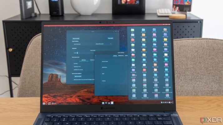 Samsung Galaxy S26 Ultra warna Titanium Silver dengan lensa kamera besar yang menonjol, diletakkan di atas meja kayu estetik, merepresentasikan kemewahan gadget flagship 2026.