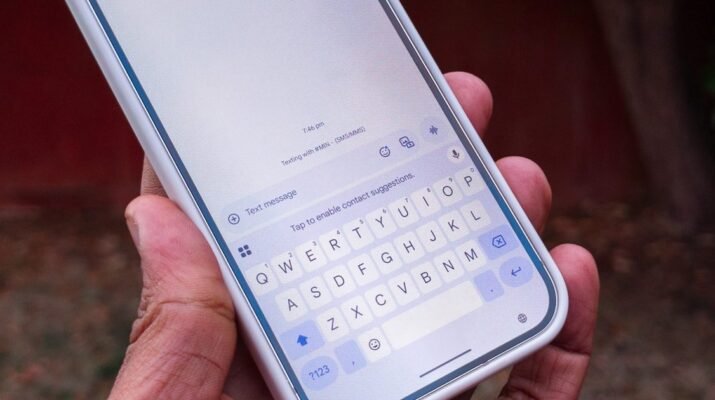 Tampilan antarmuka keyboard Gboard pada smartphone Android yang sedang mendemonstrasikan fitur trackpad virtual untuk menggeser kursor teks secara presisi di antara paragraf.