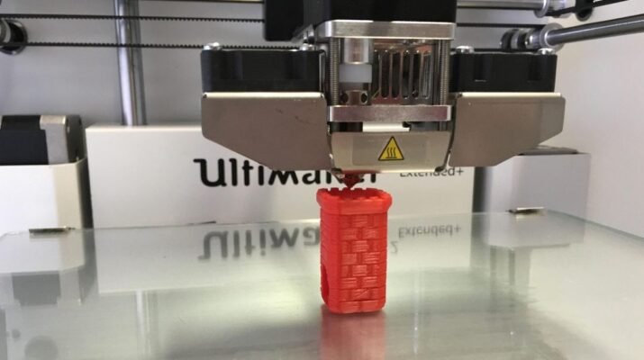 Visualisasi AI Google Gemini 3 Deep Think memproses sketsa tangan menjadi model 3D kompleks siap cetak di printer 3D profesional