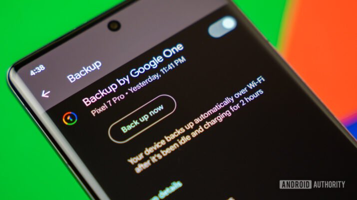 Visual antarmuka pengaturan Google Drive di smartphone Android yang menampilkan opsi backup otomatis untuk folder Downloads dengan latar belakang file PDF dan dokumen.