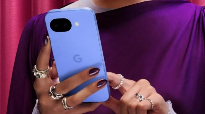 Visual dramatis Google Pixel 10a bersanding dengan pendahulunya di atas meja kayu, menonjolkan desain minimalis namun minim perubahan signifikan yang memicu perdebatan nilai beli di pasar smartphone 2026.