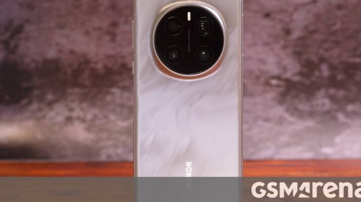 Tampilan layar Honor Magic7 Pro yang sedang mengunduh pembaruan MagicOS 10 berbasis Android 16 dengan latar belakang kantor modern di Jakarta.