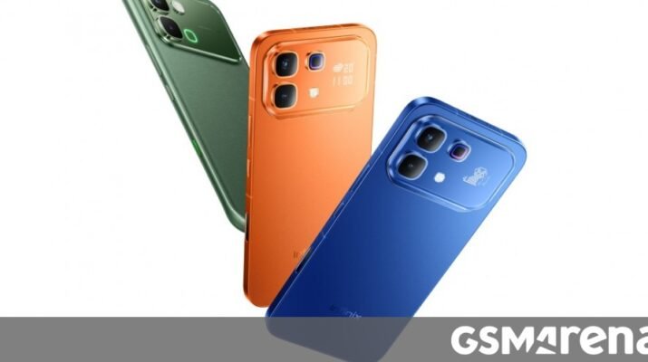 Tampilan belakang Infinix Note 60 Pro menampilkan layar dot matrix pada modul kamera dan logo Snapdragon, membandingkan estetika dengan Nothing Phone 3.