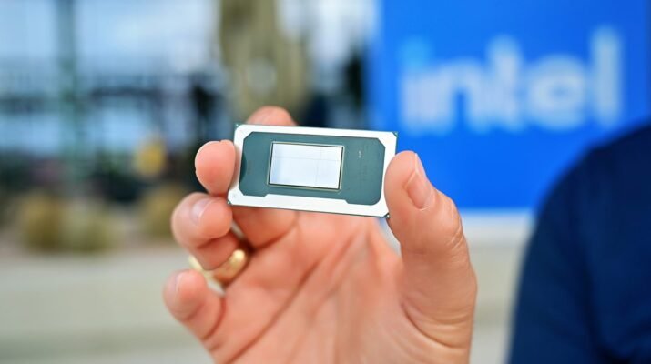 Visual mockup prosesor Intel Core Ultra generasi masa depan di atas motherboard dengan socket LGA 1954 terbaru yang menunjukkan desain arsitektur hybrid Coyote Cove dan Arctic Wolf.