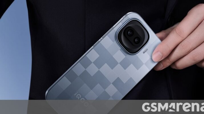 Visual iQOO 15R menampilkan layar AMOLED 1.5K dengan kecerahan 5000 nits dan sensor sidik jari ultrasonik 3D yang responsif.