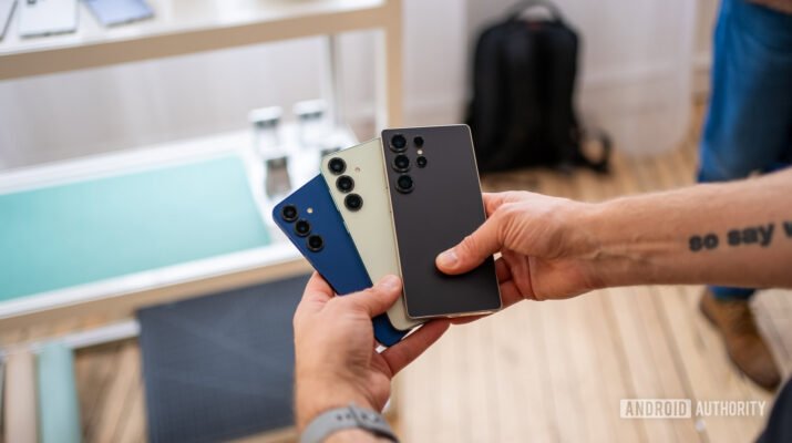 Tangan seorang pria sedang memegang smartphone flagship terbaru di depan gerai resmi Samsung Store Jakarta saat peluncuran seri Galaxy S26 di bulan Februari 2026.