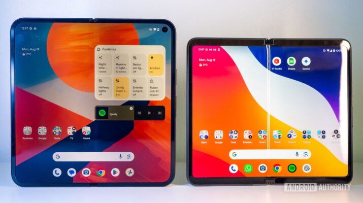 Perbandingan desain layar internal Google Pixel Fold generasi pertama yang lebar dengan Pixel 9 Pro Fold yang lebih ramping di atas meja kayu minimalis.