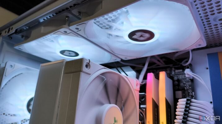 Seseorang memegang smartphone mid-range terbaru menampilkan skor benchmark antutu tinggi dengan latar belakang aplikasi e-commerce