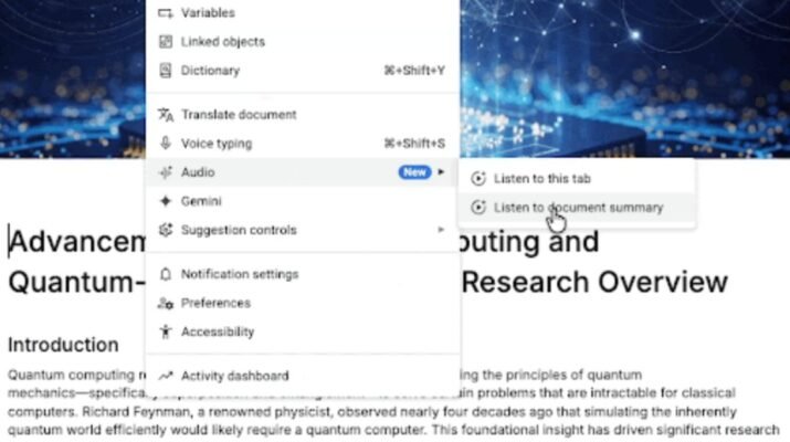 Seorang profesional muda mengenakan headphone nirkabel sambil berjalan di trotoar Sudirman Jakarta, mendengarkan ringkasan audio Google Docs dari smartphone.