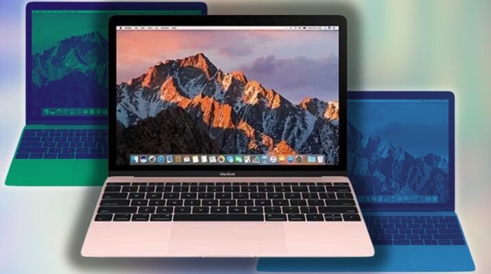 Laptop MacBook murah seri J700 tahun 2026 dalam varian warna biru pastel dengan bodi metal tipis diletakkan di atas meja kafe.