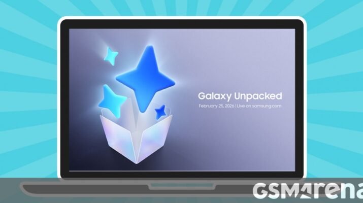 Render resmi Samsung Galaxy S26 Ultra berwarna titanium mengkilap bersanding dengan iPhone 18 Pro di atas meja kayu minimalis.