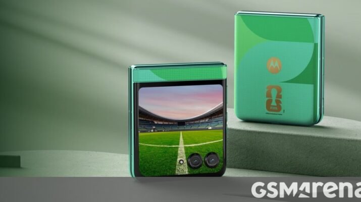 Smartphone layar lipat Motorola Razr 60 edisi khusus FIFA World Cup 2026 dengan logo turnamen di panel belakang diletakkan di atas rumput stadion hijau yang estetik.