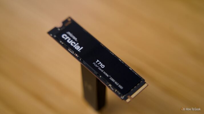 Tampilan estetik Nothing Phone (3) dengan Glyph Interface generasi terbaru yang menyala di atas meja kayu minimalis, menunjukkan desain futuristik transparan.