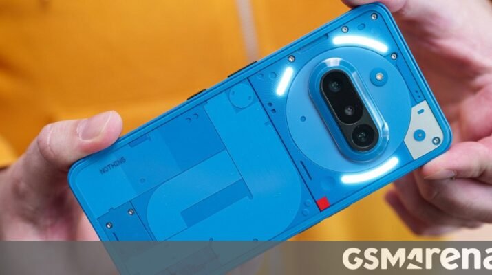 Tampilan bocoran desain Nothing Phone (4a) dengan Glyph Interface 63 mini-LED yang ikonik di atas meja kerja minimalis.