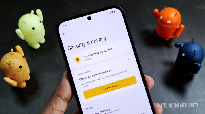 Visual antarmuka Google Play Protect pada smartphone yang sedang memindai aplikasi berbahaya dengan latar belakang kode digital abstrak yang melambangkan keamanan siber.