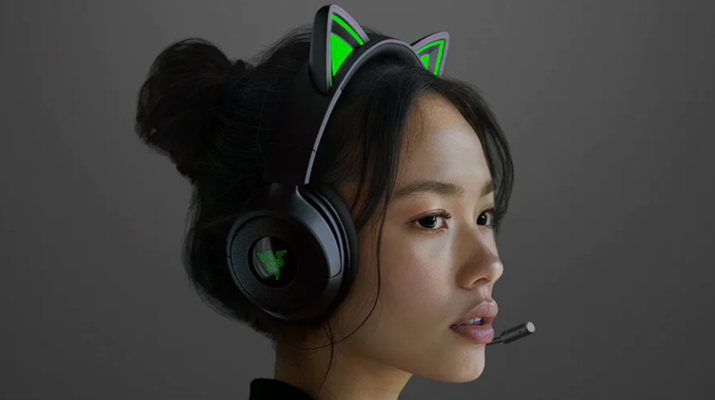 Seseorang memegang smartphone POCO F7 Pro hitam menampilkan skor benchmark AnTuTu tinggi di layar dengan latar belakang meja kerja.