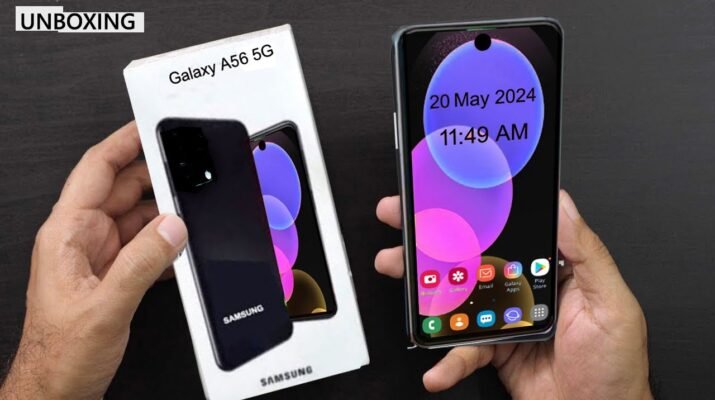 Seseorang memegang Samsung Galaxy A56 5G warna ungu dengan latar belakang aplikasi Tokopedia dan Shopee
