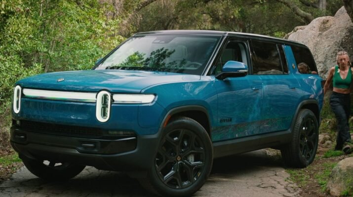 Tampilan antarmuka aplikasi Rivian pada Apple Watch Ultra 2 yang menunjukkan kontrol suhu kabin dan status baterai kendaraan listrik.