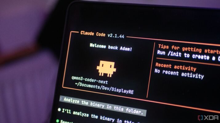 Tampak depan Samsung Galaxy S26 Ultra dengan bezel simetris super tipis diletakkan di atas meja kayu kafe di Jakarta, menampilkan layar Dynamic AMOLED 2X yang cerah dengan antarmuka One UI 8.0 terbaru.