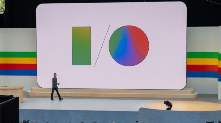 Visual close-up desain modul kamera Samsung Galaxy S26 Ultra yang elegan dengan latar belakang perkotaan Jakarta yang estetik, menonjolkan detail lensa periskop terbaru.