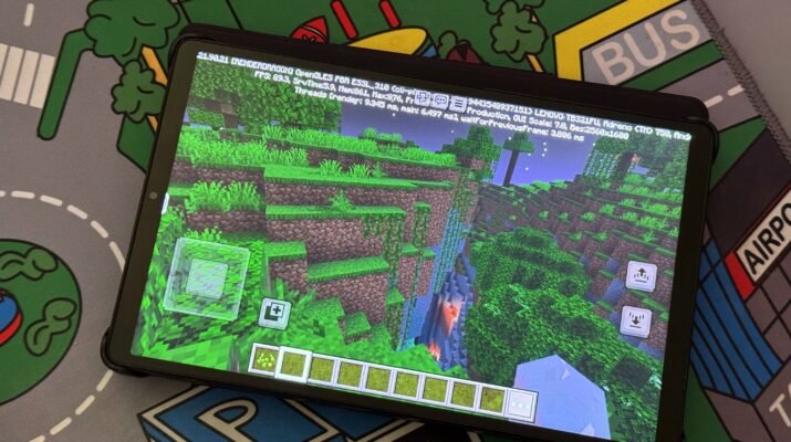 Tampilan elegan Samsung Galaxy S26 Ultra warna Titanium Gray di atas meja kayu minimalis menunjukkan layar Dynamic AMOLED yang sangat cerah.