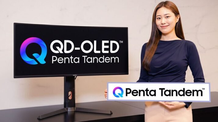Visual dramatis panel QD-OLED Penta Tandem Samsung yang memancarkan cahaya HDR 4.500 nits di lingkungan studio gaming modern.