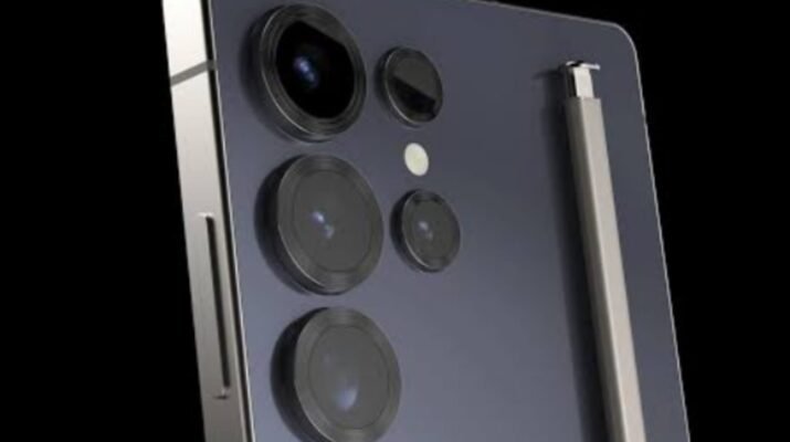 Smartphone flagship Samsung Galaxy S25 Ultra berwarna Titanium Gray diletakkan secara elegan di atas meja kayu minimalis di sebuah kafe Jakarta.