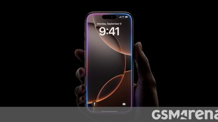 Alt text: Ilustrasi logo Siri Apple berdampingan dengan teknologi AI Gemini Google pada layar iPhone terbaru