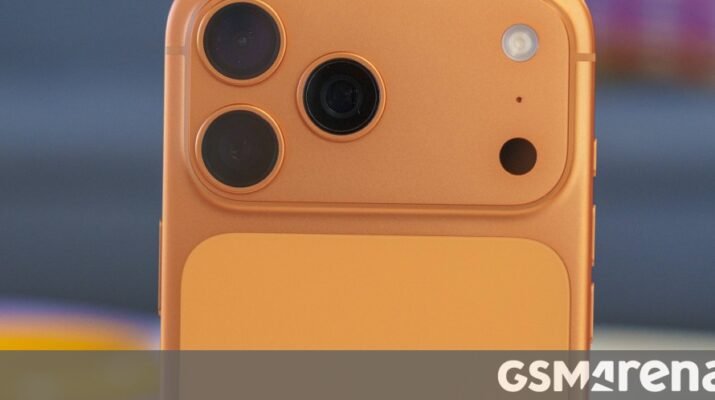 Render desain mockup iPhone 18 Pro warna deep red bersanding dengan purwarupa iPhone Fold warna hitam pekat di atas meja