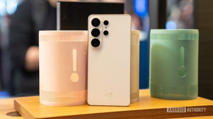 Perbandingan desain layar datar dan skor benchmark Geekbench antara Samsung Galaxy S26 Ultra dengan Galaxy S23 Ultra.