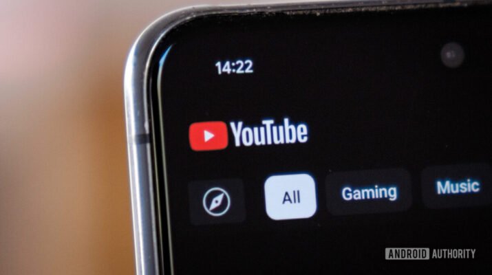 Tampilan antarmuka YouTube TV yang memperlihatkan deretan video Shorts dan rekomendasi algoritma yang menutupi daftar kronologis video langganan pengguna.