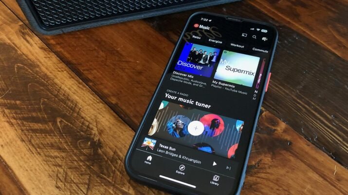 Tampilan layar smartphone yang menunjukkan aplikasi YouTube Music dengan fitur lirik yang terpotong dan ajakan berlangganan Premium di Jakarta.