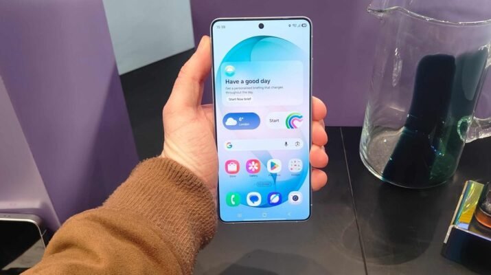 Reviewer gadget mengernyitkan dahi saat membandingkan layar Galaxy S26 Ultra dan S25 Ultra di studio gelap