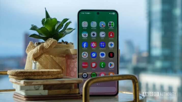 Tampilan bodi belakang Samsung Galaxy A57 dan A37 warna Dark Blue dengan modul kamera vertikal khas