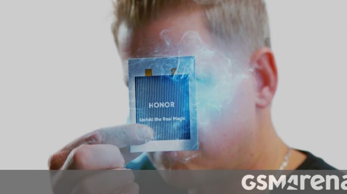 Pria melempar baterai Honor setipis silet untuk memotong buah di panggung MWC 2026