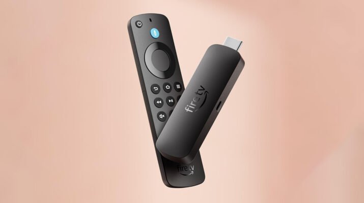 Sebuah Amazon Fire TV Stick 4K terpasang di port HDMI belakang televisi pintar dengan layar menampilkan antarmuka cloud gaming Xbox