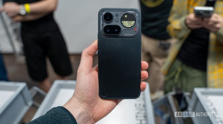 Tampak belakang Nothing Phone 4a Pro dengan material aluminum matte dan modul kamera melingkar yang menampilkan 137 lampu LED Glyph Matrix yang futuristik.