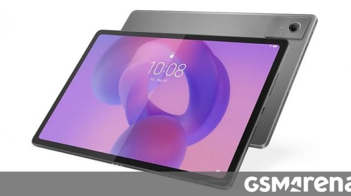 Seseorang menggunakan tablet Xiaomi dengan keyboard magnetik untuk bekerja di kafe mewakili tren produktivitas.