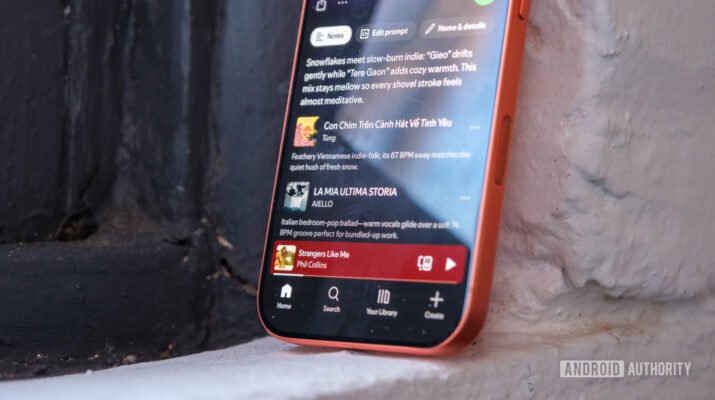 Jari seseorang menavigasi aplikasi Spotify di layar smartphone Android dengan ekspresi frustrasi