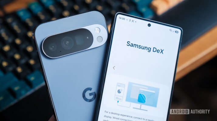 Alt text: "Ponsel Samsung Galaxy S25 Ultra berjalan di layar eksternal dalam mode DeX, sementara Pixel 10 Pro XL menampilkan tampilan desktop yang lebih terikat pada UI ponsel"