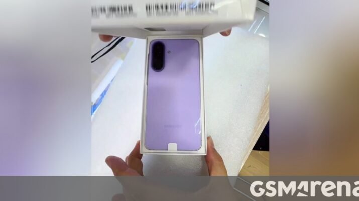 Samsung Galaxy A57 warna Lilac di atas meja, tampilan depan dan belakang dengan kamera tiga lensa