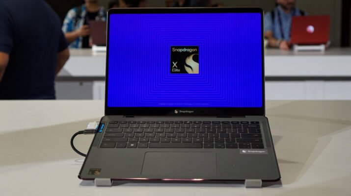 Alt Text: Pria sedang menggunakan komputer personal AI desktop dengan layar besar dan tampilan browser Chrome berkelip ketika menyelami internet