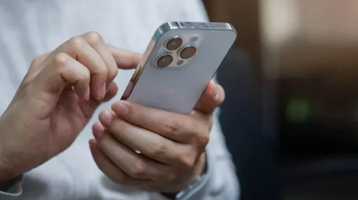 alt="Tampilan antarmuka pengaturan iPhone yang menunjukkan opsi pembaruan perangkat lunak darurat dari Apple, menunjukkan langkah keamanan perangkat iOS."